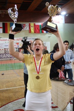 Rike Sager mit dem Europapokal und der Trophe als beste Torschtzin. Foto: Dr. Wolfgang Sternberger