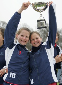 Franziska Stern und Janina Totzke mit dem "Pott". Foto: Wolfgang Sternberger