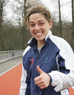 Lea Loitsch zeigt es an: Daumen hoch, Amsterdam ist aus dem Rennen geworfen! Foto: Wolfgang Sternberger