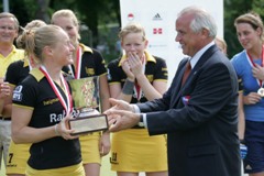 ...und da war es dann auch zu verwinden, dass Leandro Negre bei der Siegerehrung den Pokal wieder in die Hnde der Niederlnderinnen gab. Foto: Wolfgang Sternberger