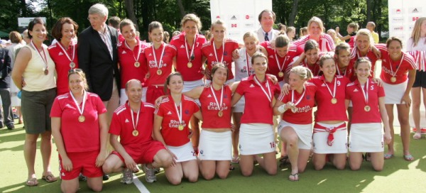 Freude ber Bronze. Das RWK-Team mit NRW-Innenminister Ingo Wolf (3.v.l.). Foto: Wolfgang Sternberger